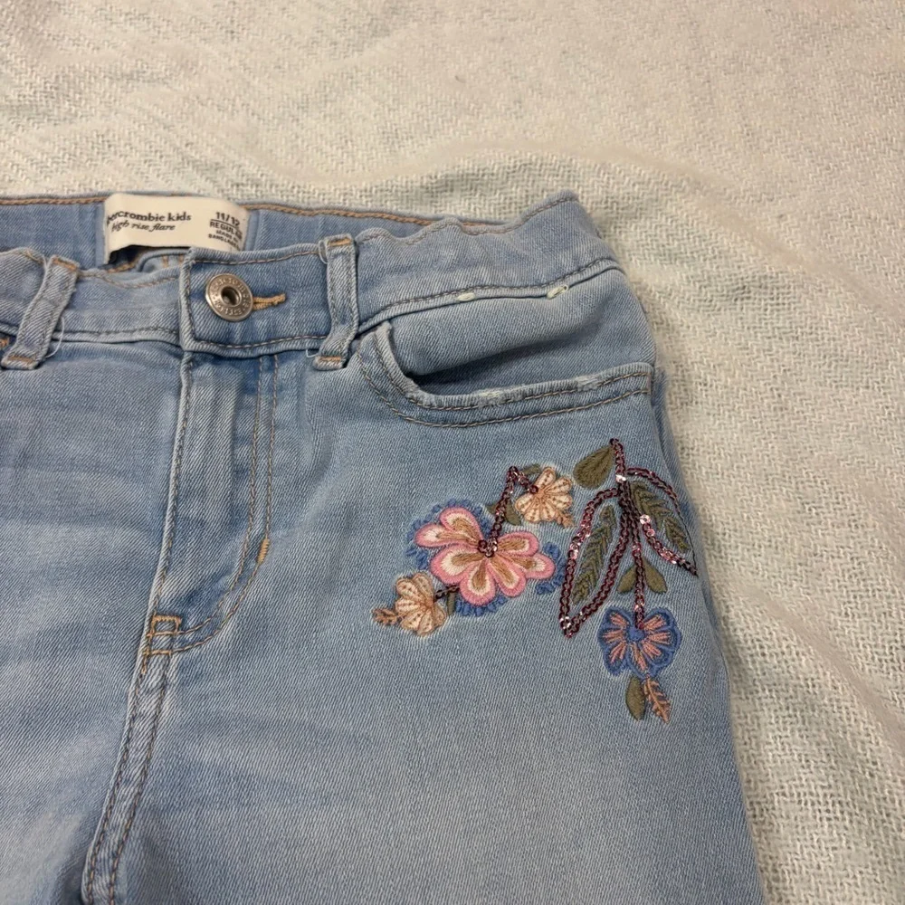 Abercrombie and Fitch Girls High Rise Flare Embroidered Jeans asz 11/12